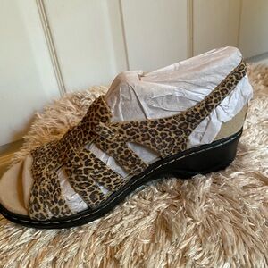 Clarks leopard print wedges/sandals 6.5ww